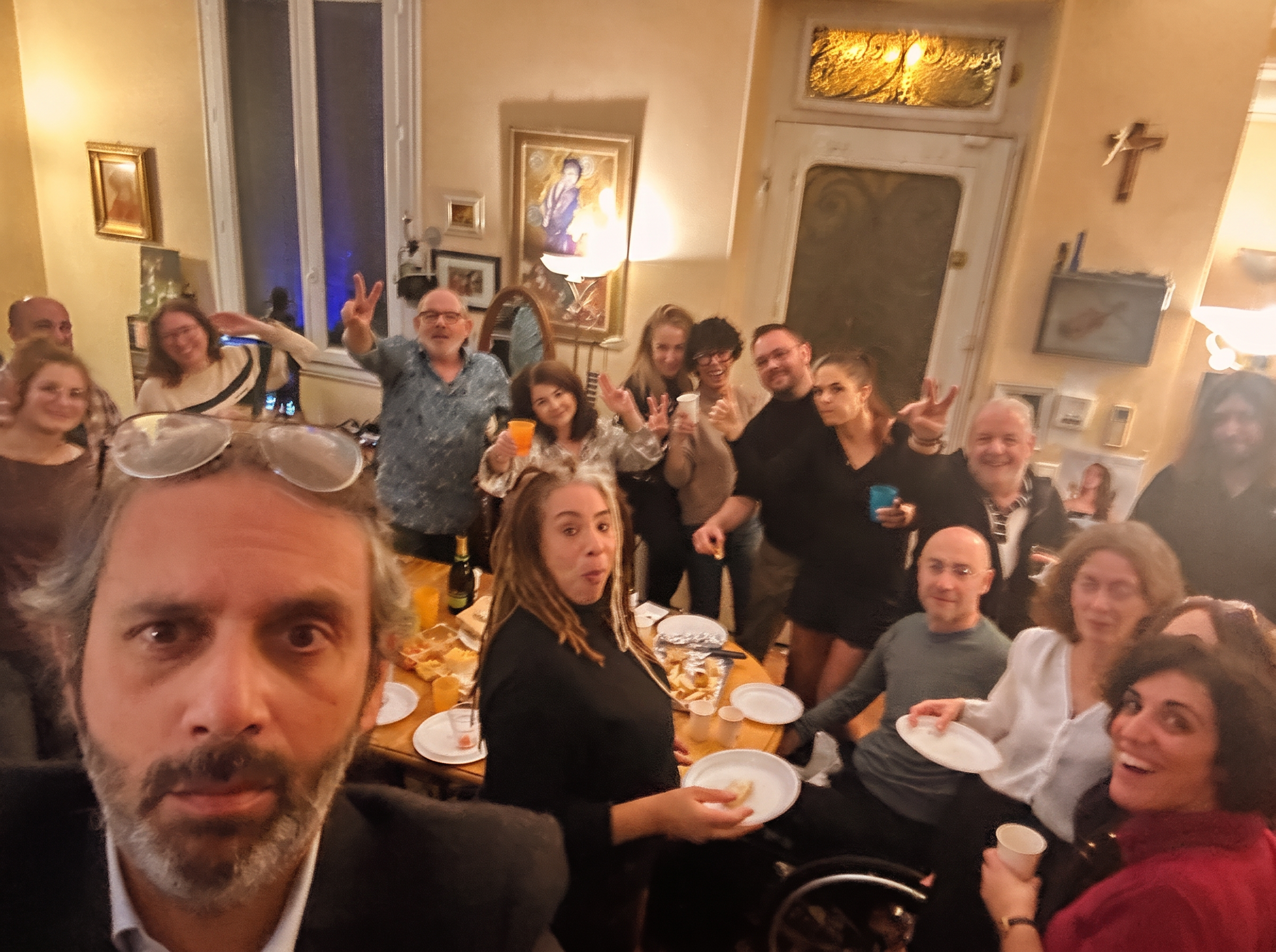 François Anto, Pierre Capelle et leurs amis réunis autour d’une table, un moment de convivialité