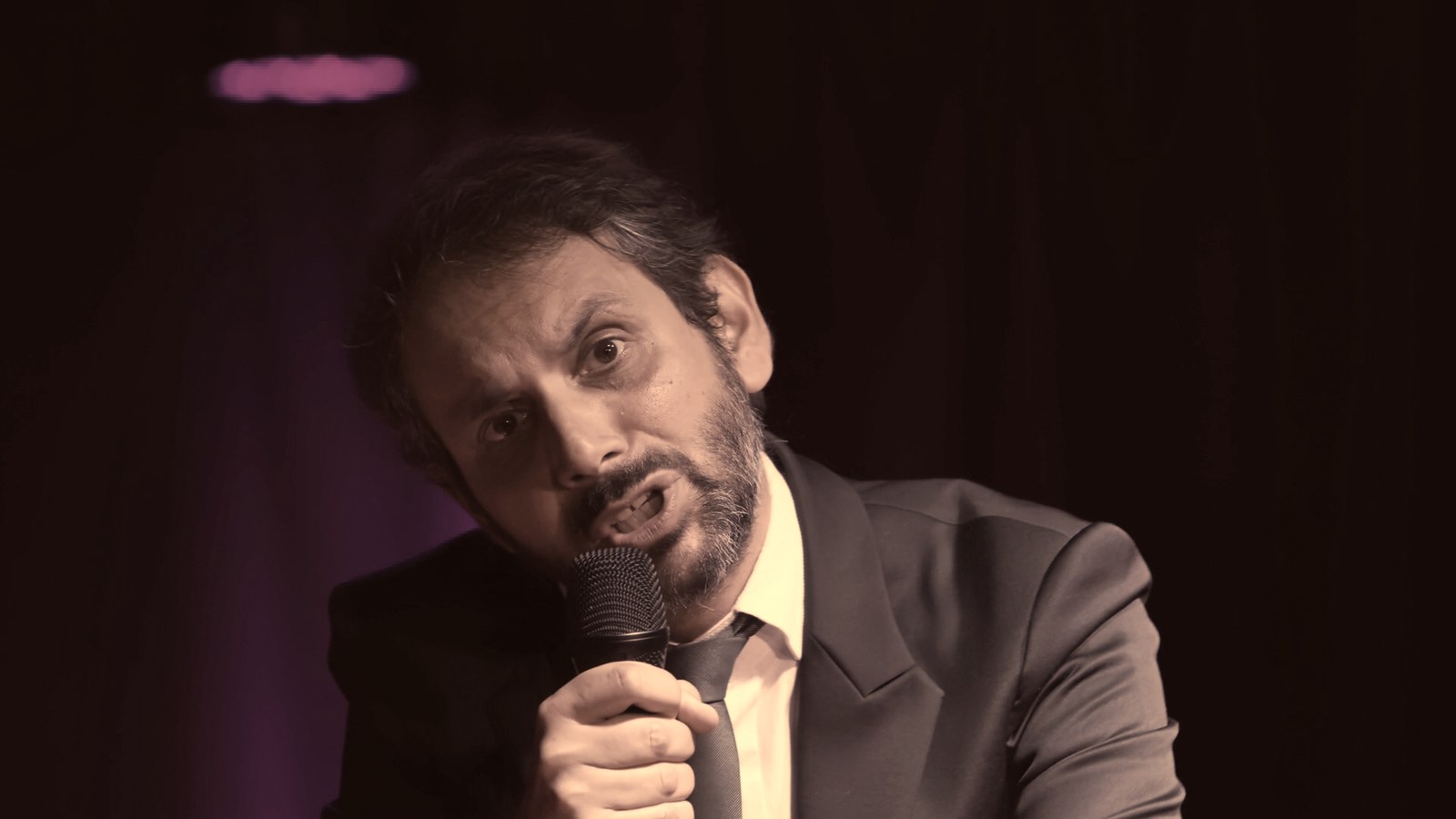 François Anto interprétant une chanson au micro