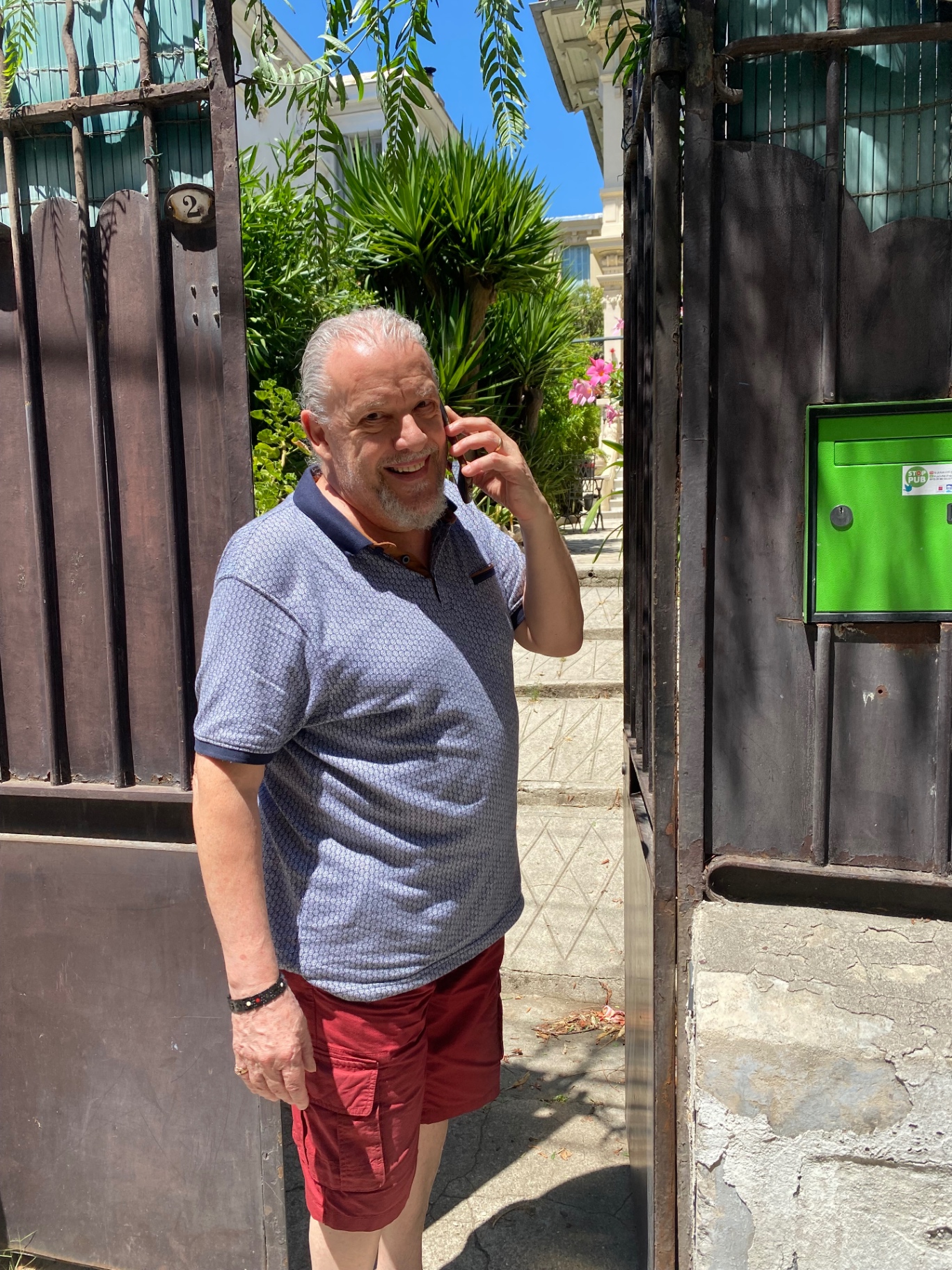 Pierre Capelle au téléphone, dans un moment plus personnel