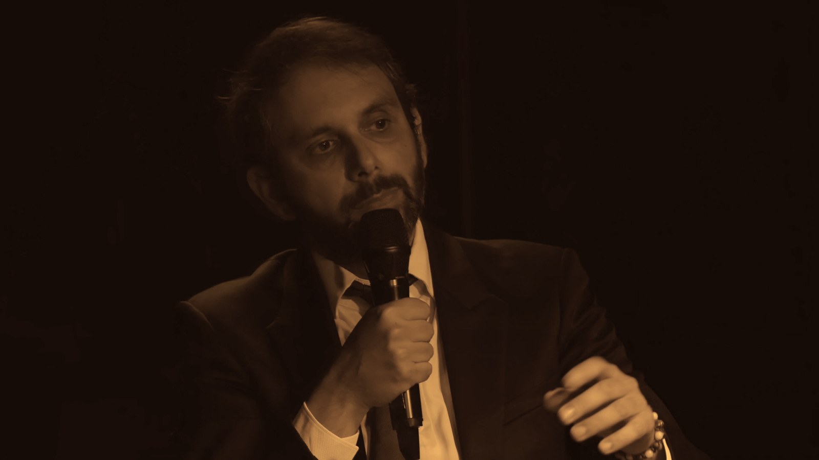 Portrait de François Anto sur scène