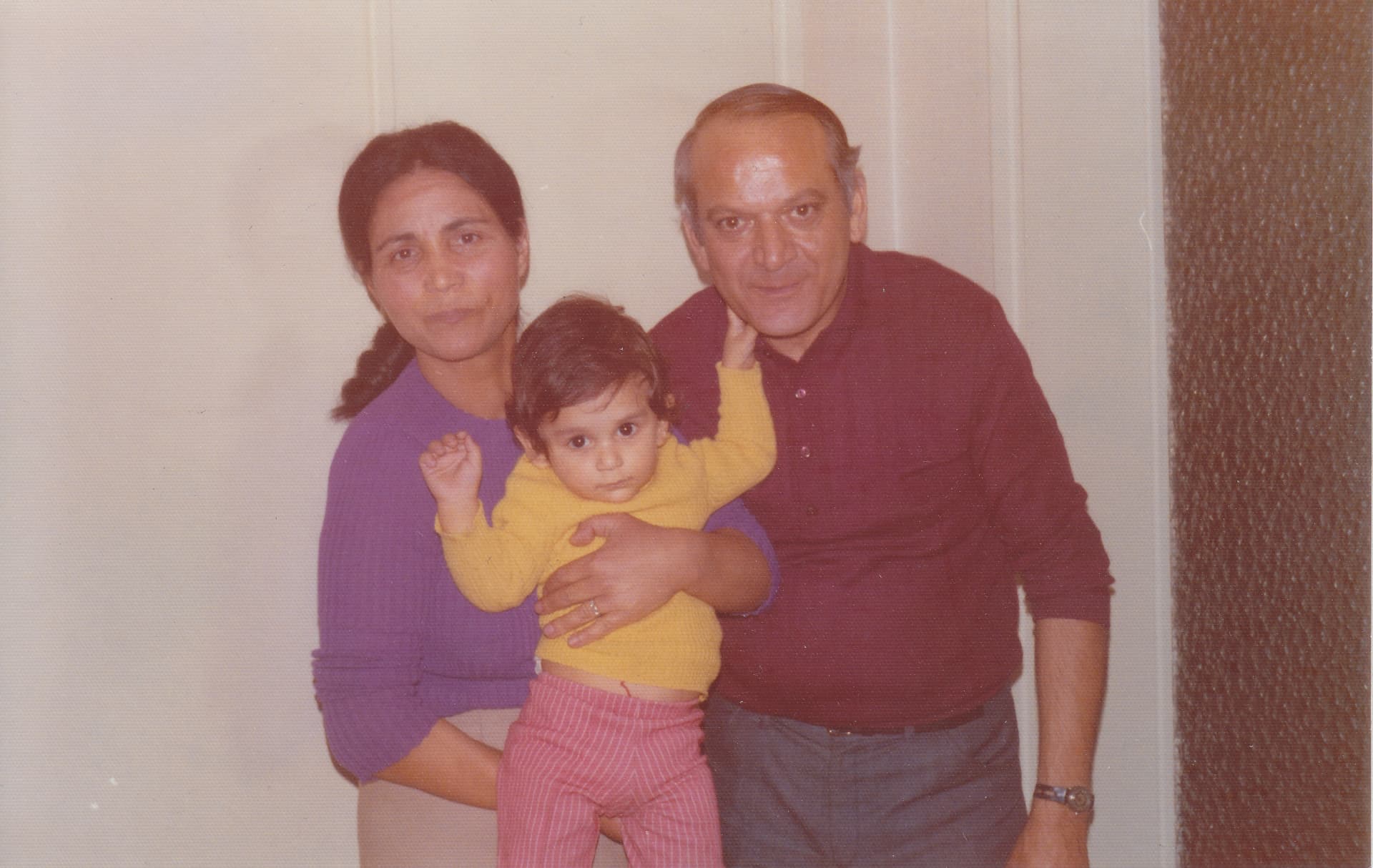 Photographie ancienne de famille : François Anto enfant entre son père et sa mère