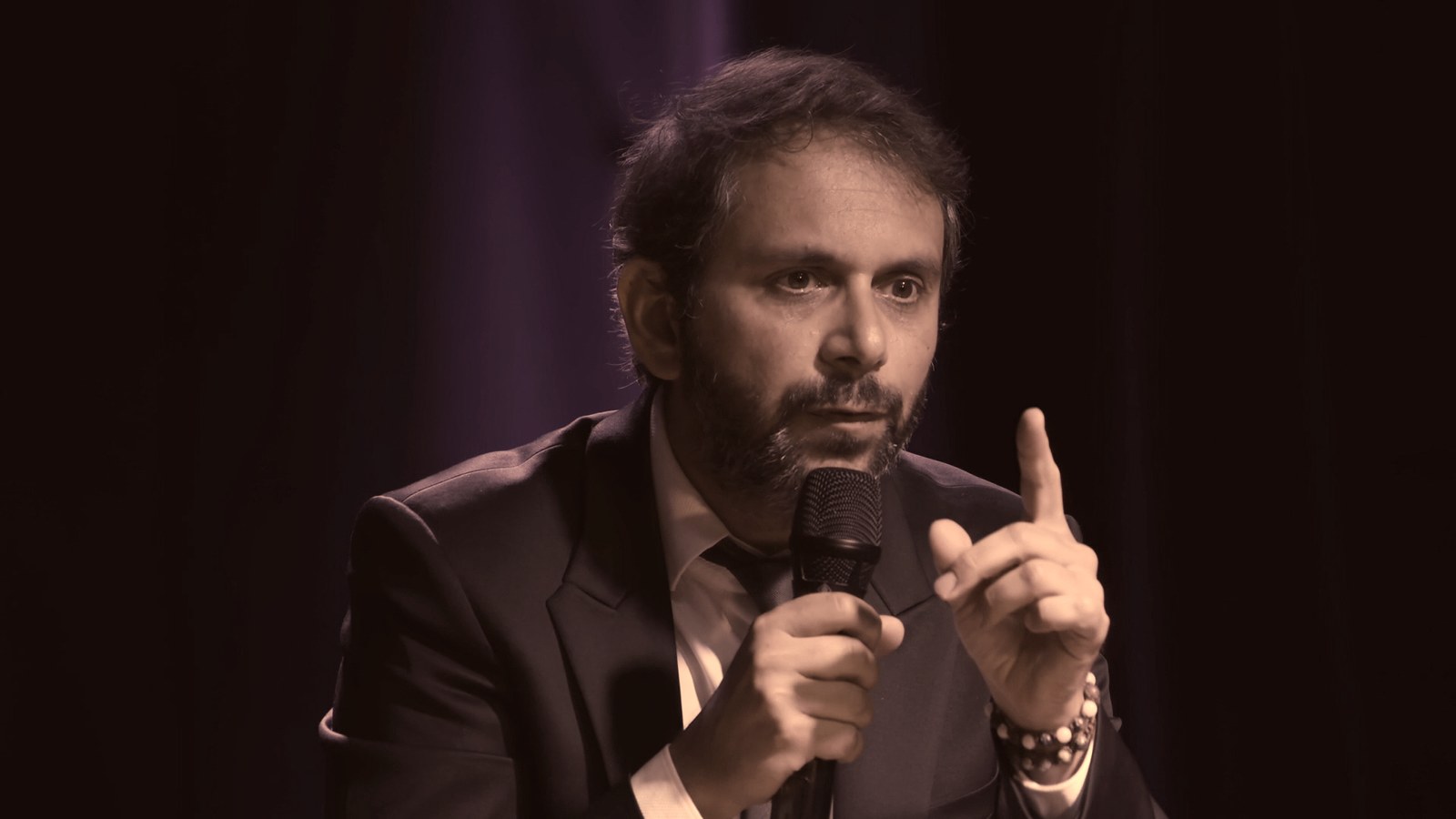 François Anto racontant une histoire entre deux chansons