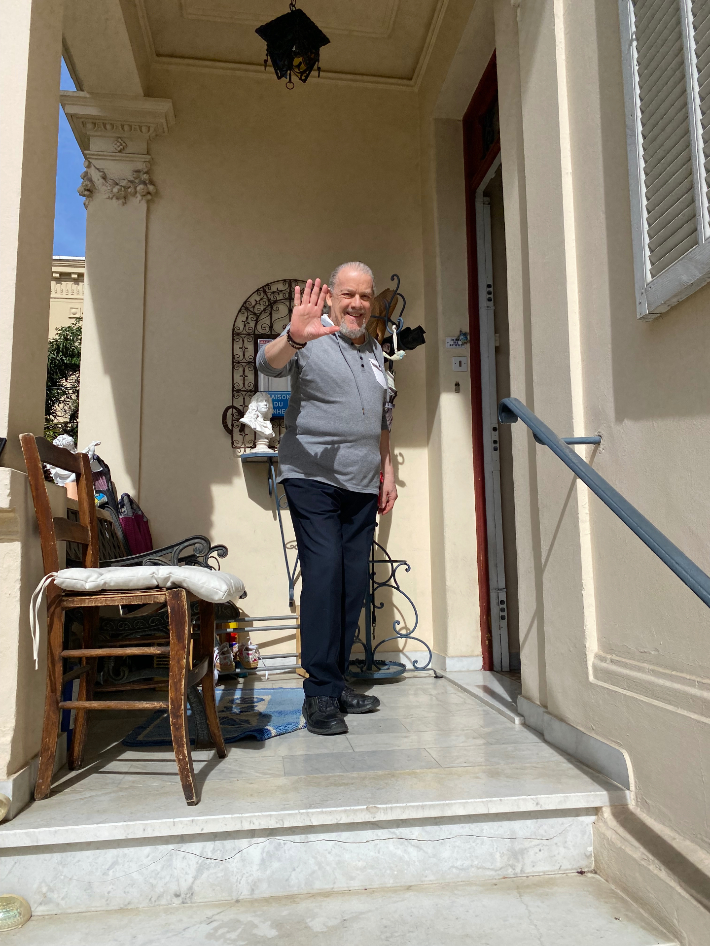 Pierre Capelle saluant depuis l’entrée de son lieu de cours