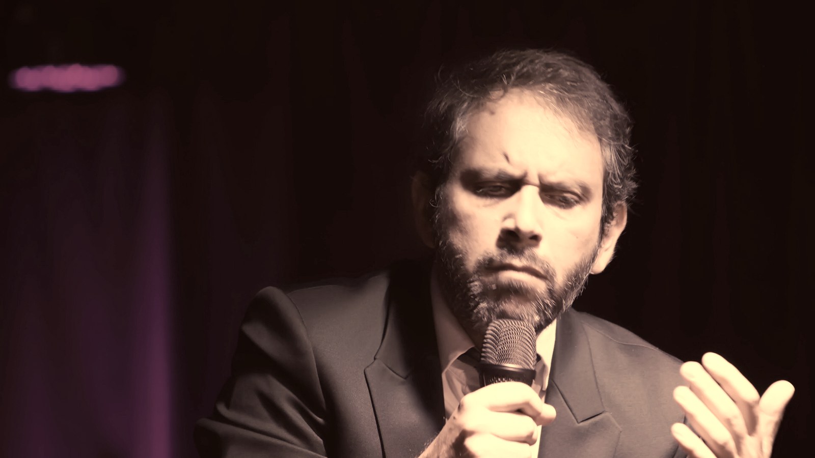 François Anto au micro, portrait sur scène