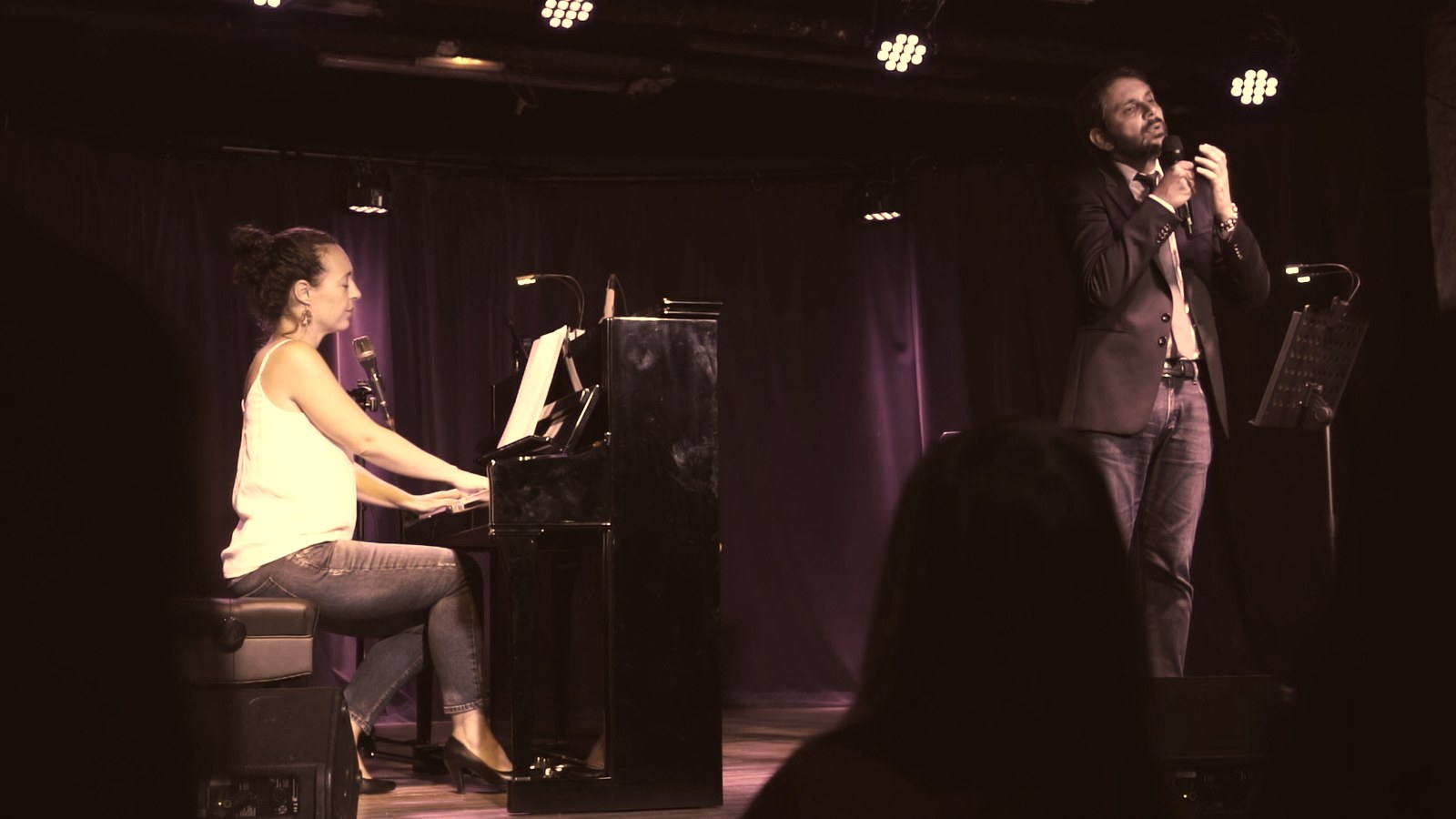 François Anto sur scène, accompagné au piano par Aurore Illien
