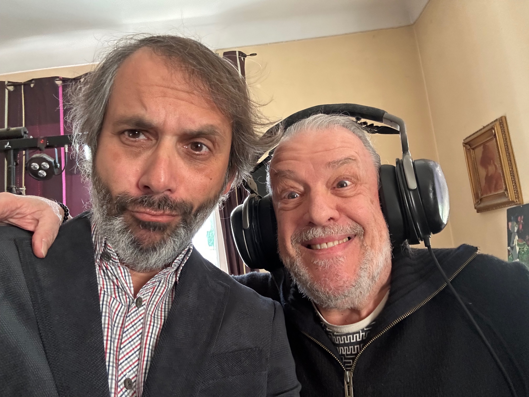 Pierre Capelle au casque, lors d’une séance d’écoute avec François Anto