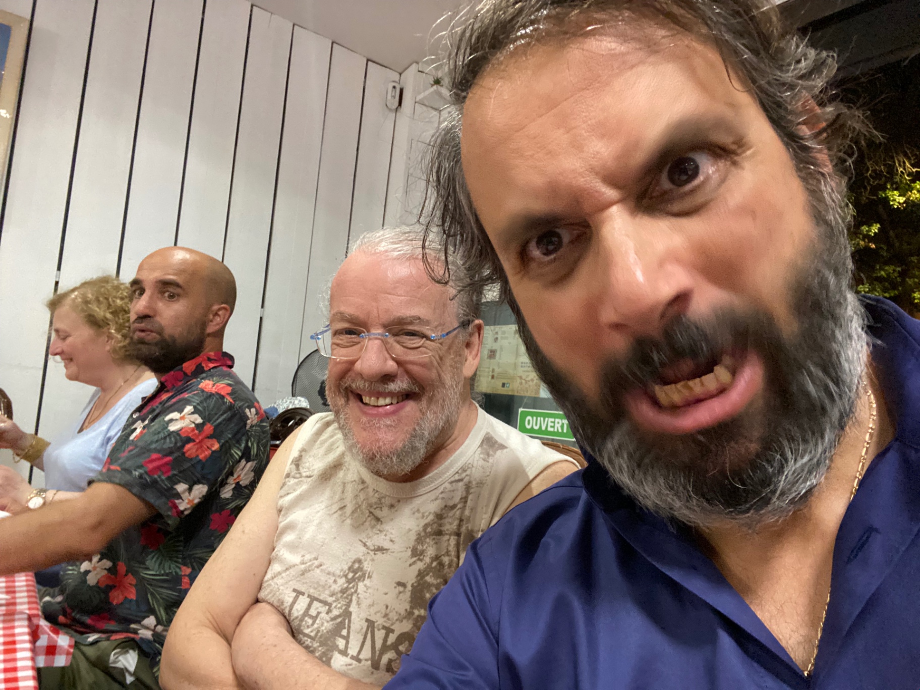 François Anto et Pierre Capelle attablés avec des amis, un soir de convivialité