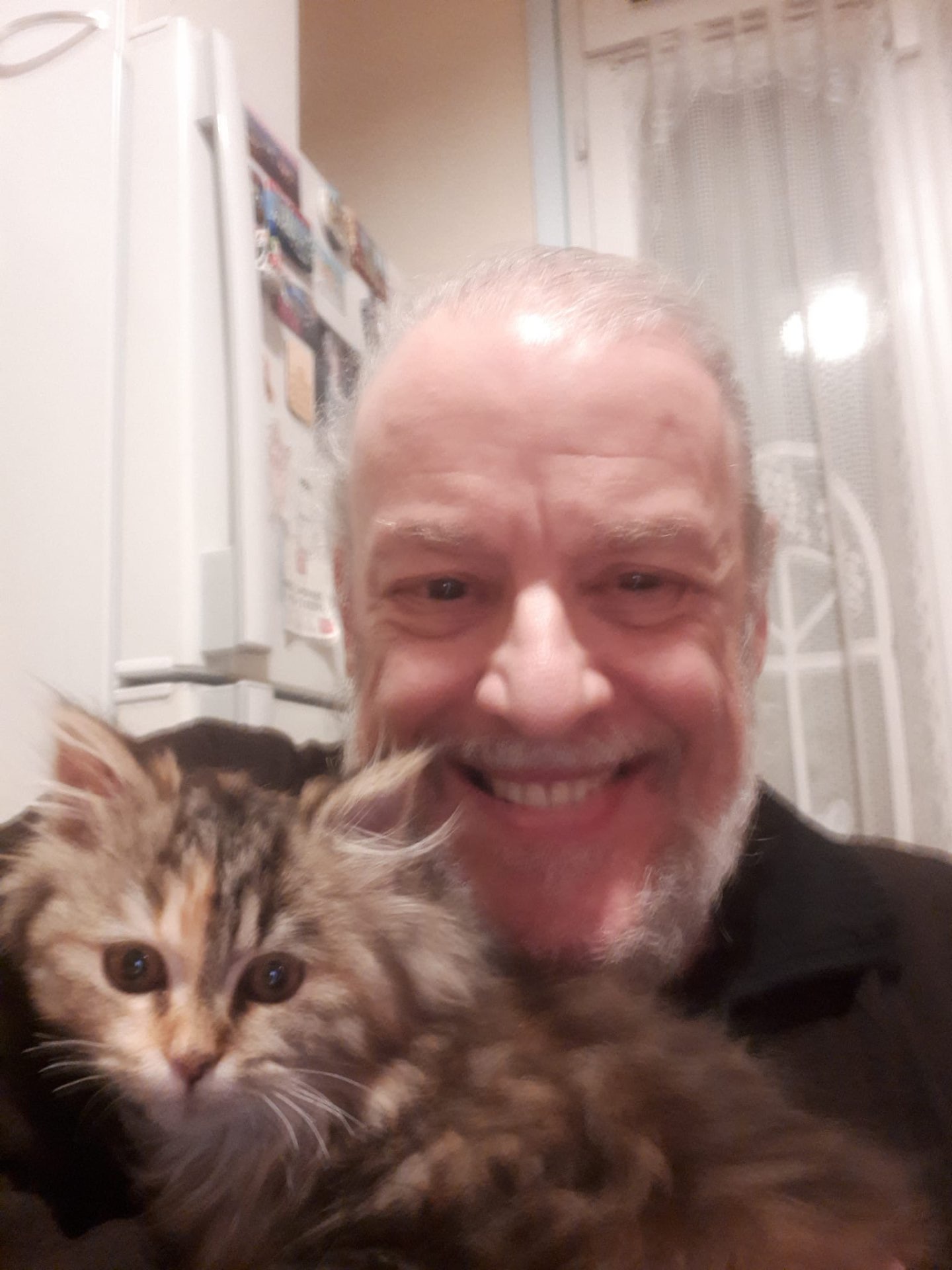 Pierre Capelle chez lui, avec son chat
