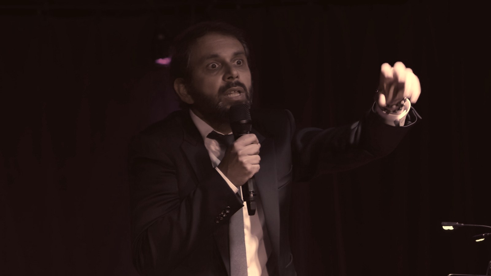 François Anto en pleine interprétation, geste vers le public