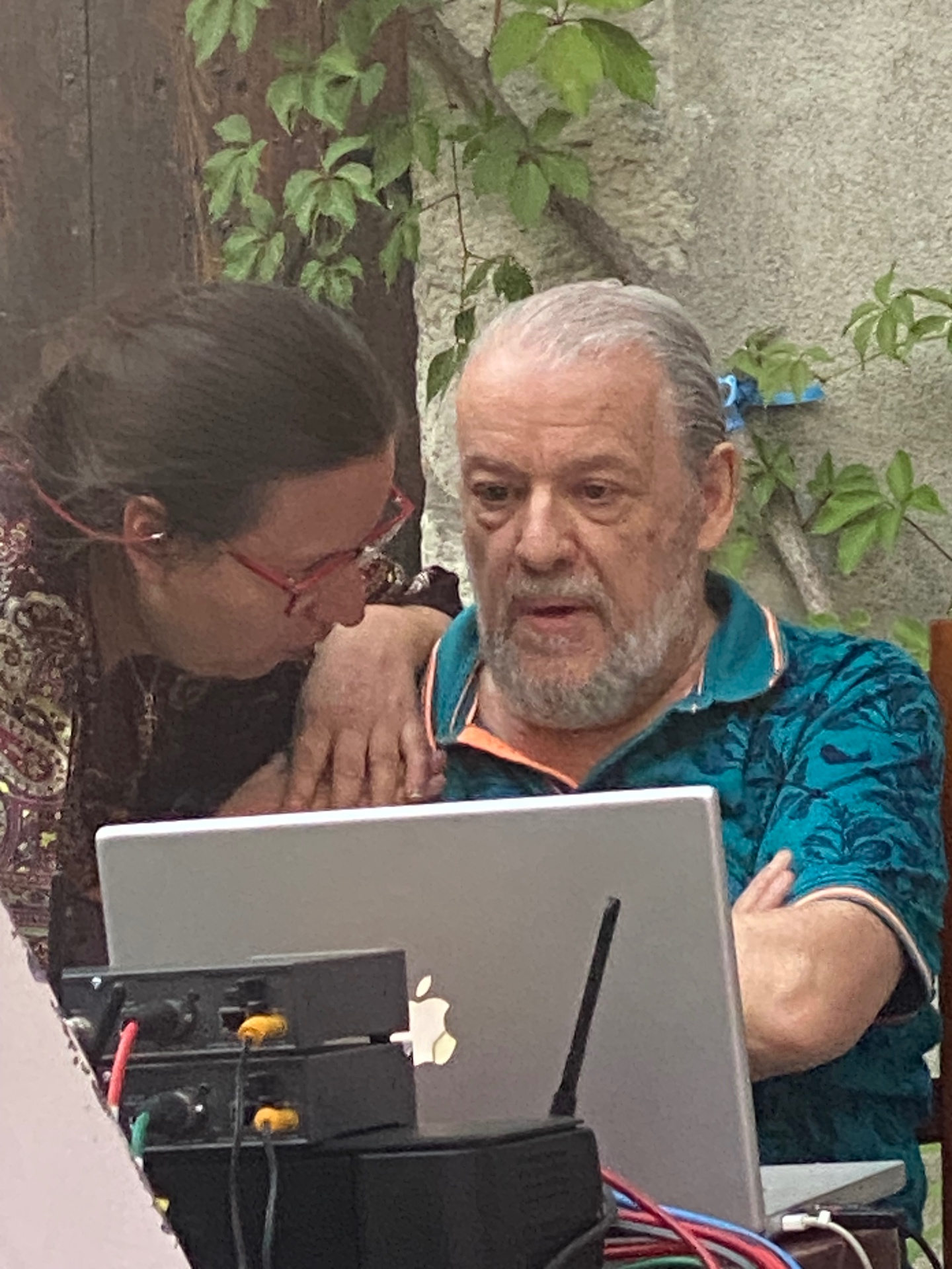 Pierre Capelle à la console, accompagné lors d’une répétition en plein air