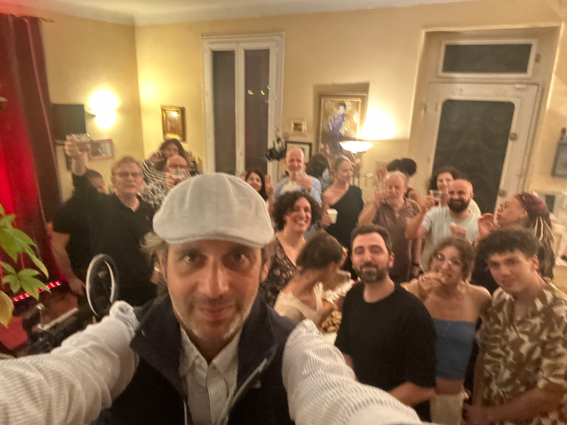 Le public réuni à la fin d’une soirée de chant